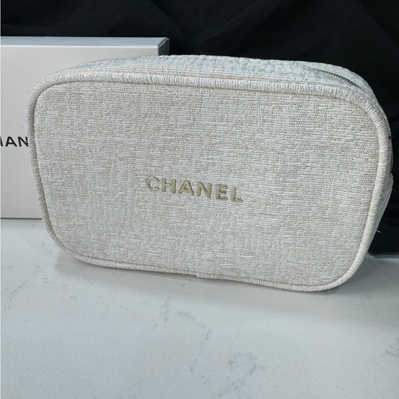 NEW Chanel Tweed Ivory / Gold Makeup Pouch with Box, authentic - Picture 1 of 5